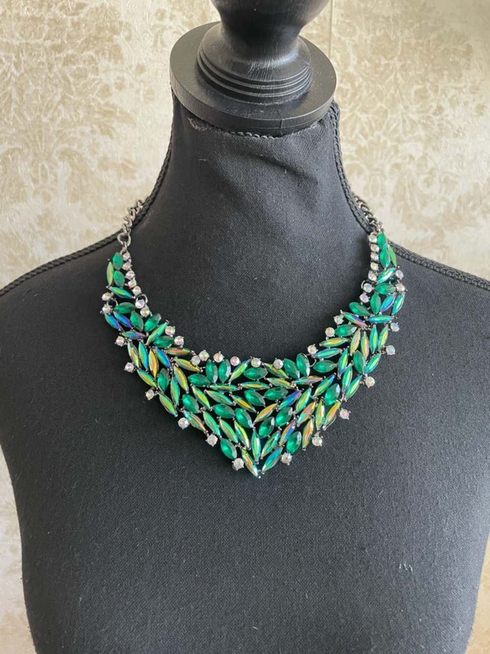 BNWT Emerald Marquise Statement Necklace - Green